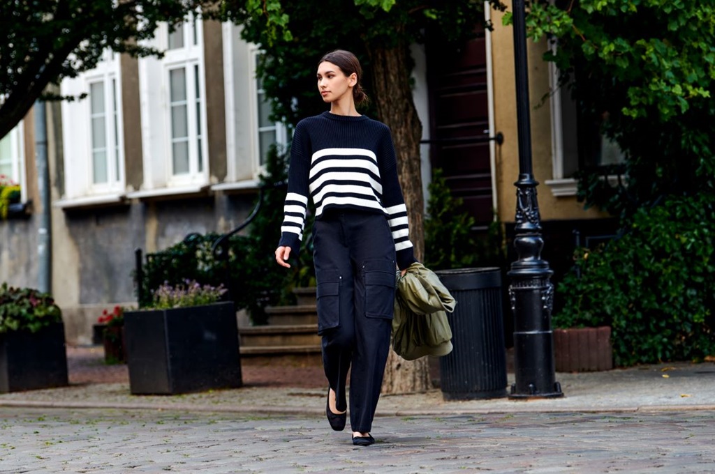 Krótki sweter damski – jak go wykorzystać w codziennych stylizacjach?